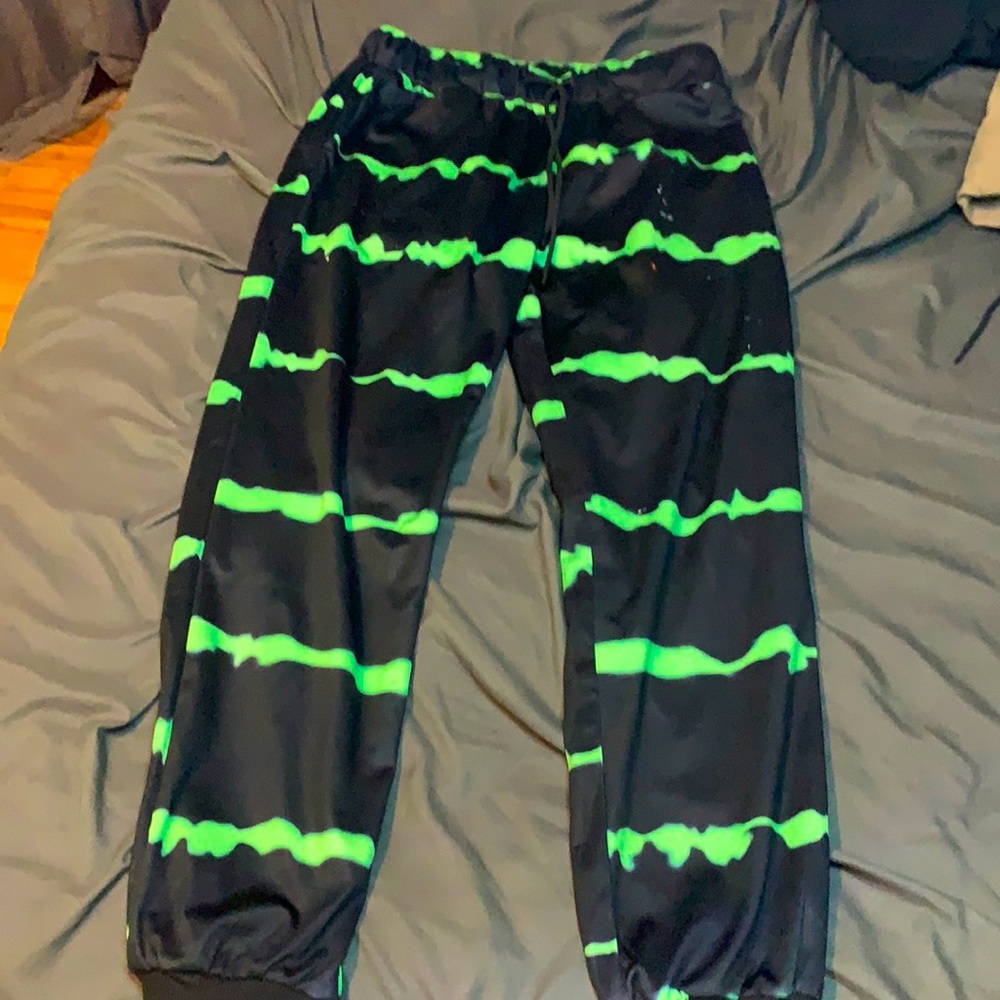 🔥Cool Green and black design pants🔥